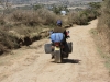 moderne Tansportmittel auf einer Straße in Kenia
